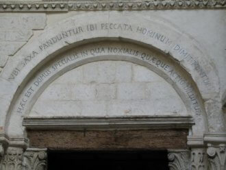 arco all'ingresso della basilica di San Michele