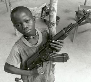 immagine UNICEF bambino con fucile